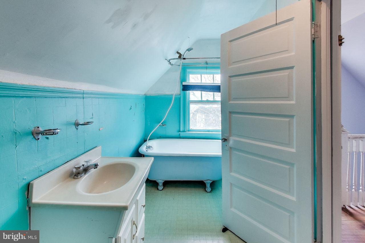 2417 Ken Oak Road Baltimore, MD 21209 - Photo 22 of 39 3rd floor bath - original 1910 clawfoot tub