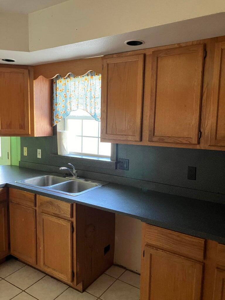 305 Southeast 8th Plainview, TX 79072 - Photo 5 of 63 5