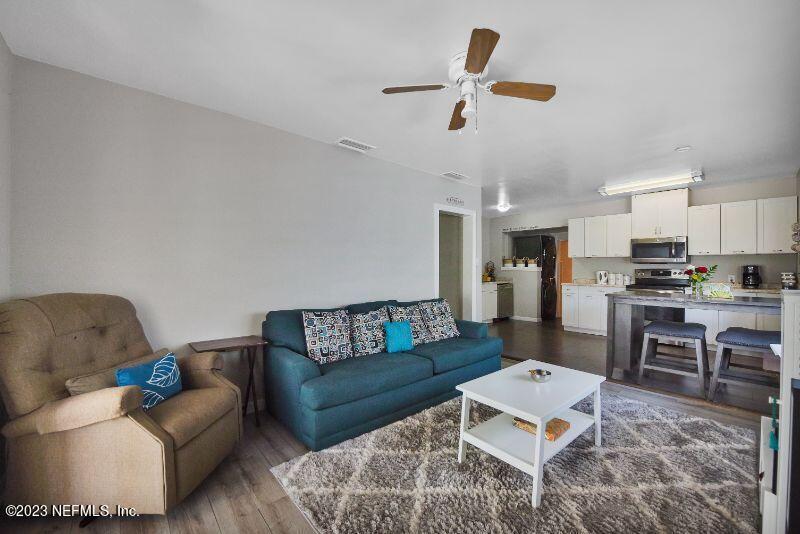 3333 Claremont Road Jacksonville, FL 32207 - Photo 4 of 20 Living Room