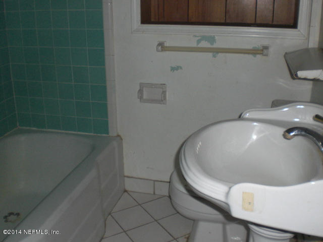 6227 Gloucester Road Jacksonville, FL 32216 - Photo 8 of 12 Bathroom