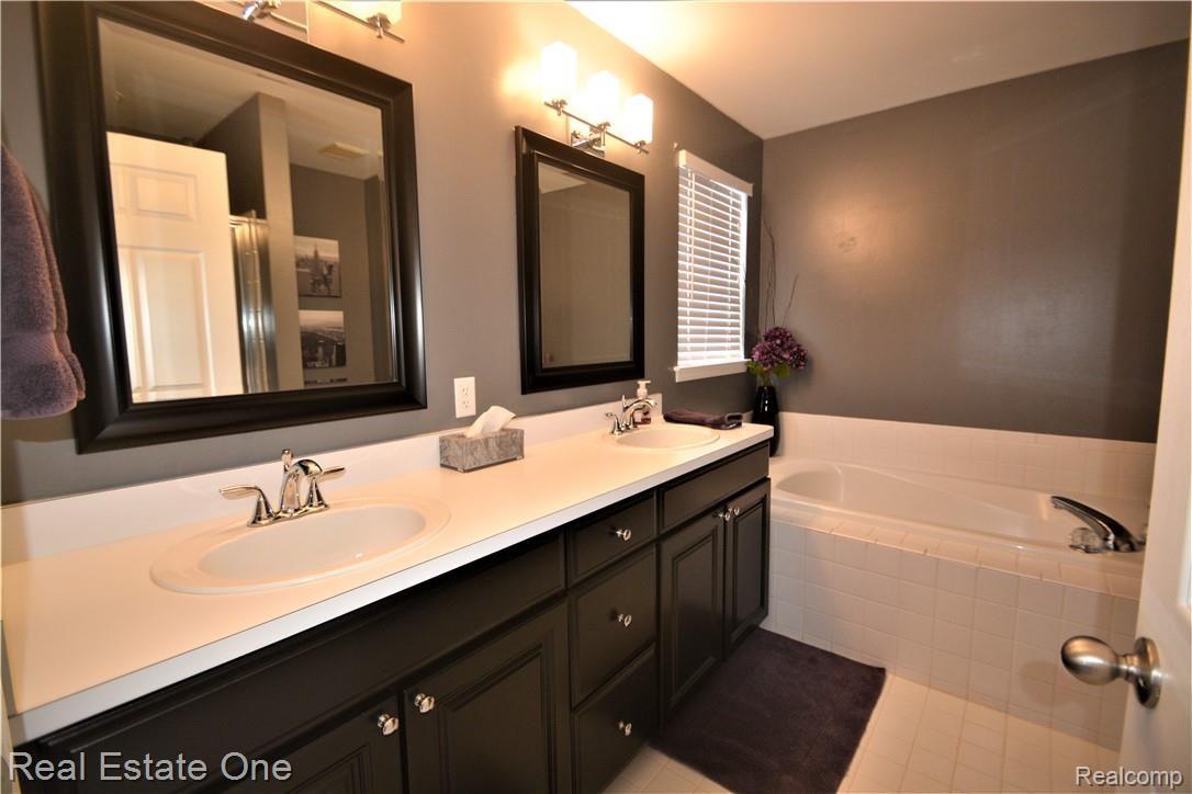 2702 Forest View Court Rochester, MI 48307 - Photo 24 of 32 DSC_9179 (2).JPG