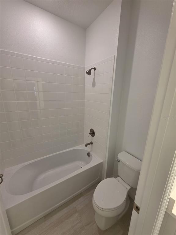 6008 Vision Road St. Cloud, FL 34771 - Photo 12 of 33 a bathroom with a toilet and a tub
