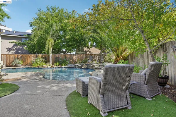 $1,250,000 | 300 Lodgepole Court, Martinez, CA 94553