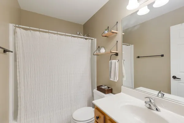 $299,000 | 274 Jasmine Circle, Lindenhurst, IL 60046