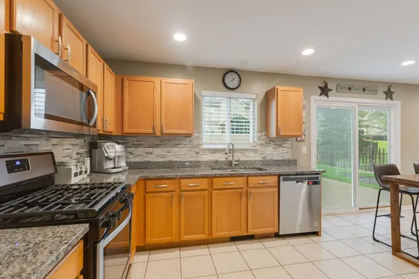 $299,000 | 274 Jasmine Circle, Lindenhurst, IL 60046