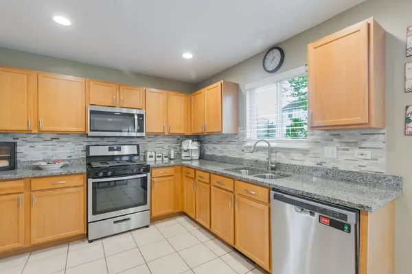 $299,000 | 274 Jasmine Circle, Lindenhurst, IL 60046