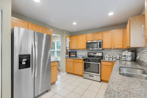 $299,000 | 274 Jasmine Circle, Lindenhurst, IL 60046
