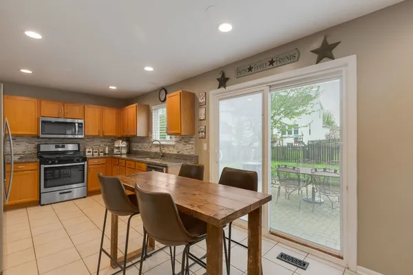 $299,000 | 274 Jasmine Circle, Lindenhurst, IL 60046
