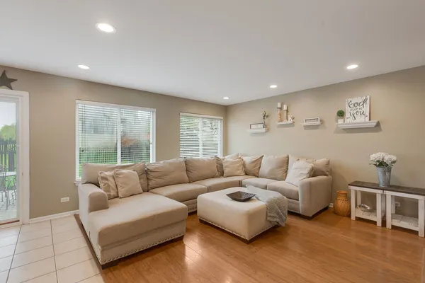$299,000 | 274 Jasmine Circle, Lindenhurst, IL 60046