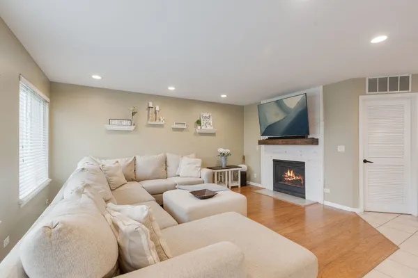 $299,000 | 274 Jasmine Circle, Lindenhurst, IL 60046