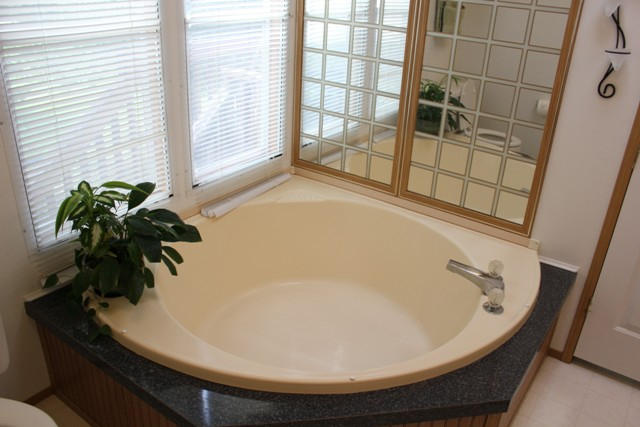 65 Highfield Road Rocky Mount, VA 24151 - Photo 21 of 37 Master Bath - Corner Tub
