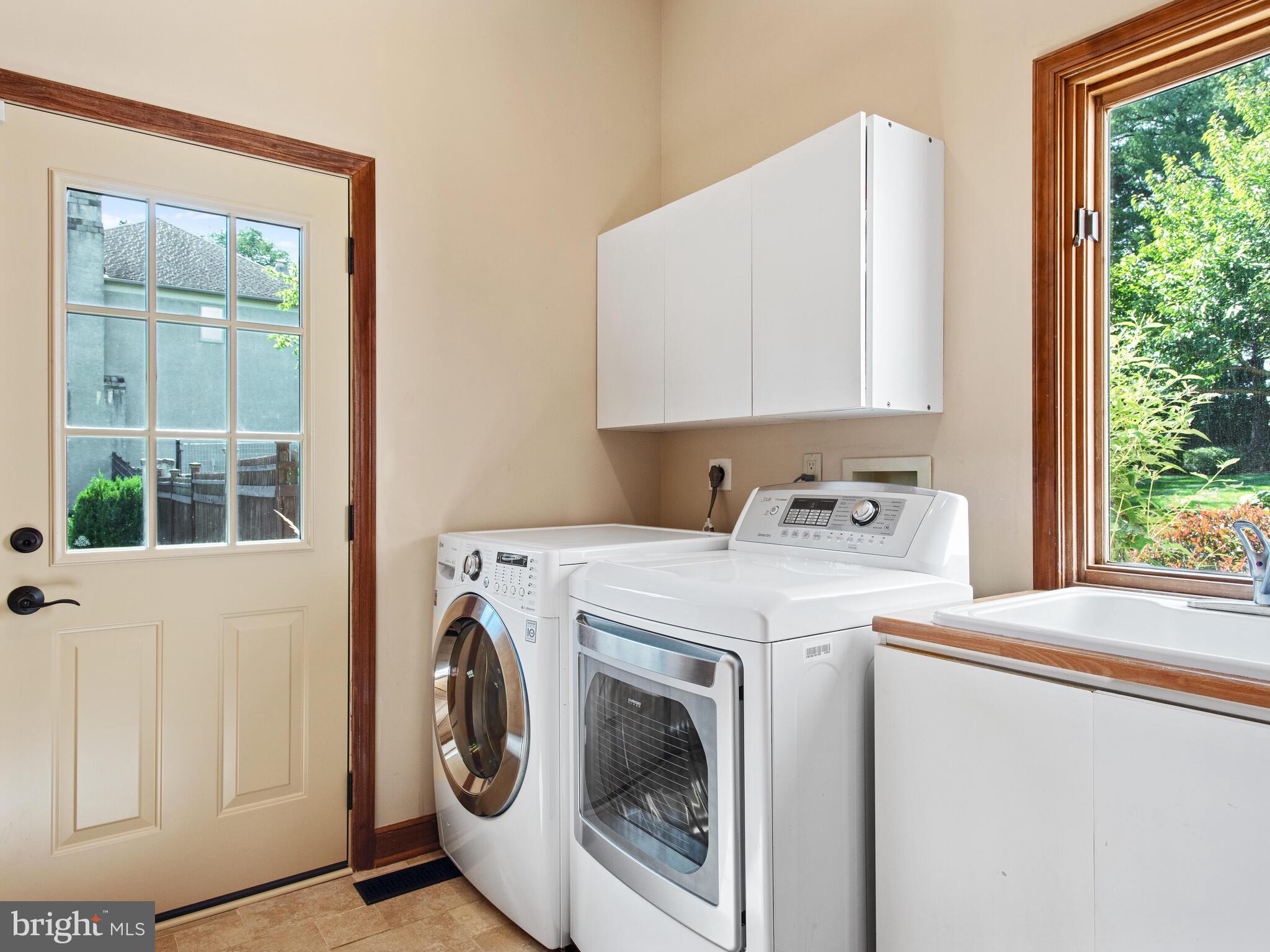 673 Thomas Jefferson Road Wayne, PA 19087 - Photo 27 of 64 a utility room with dryer and washer
