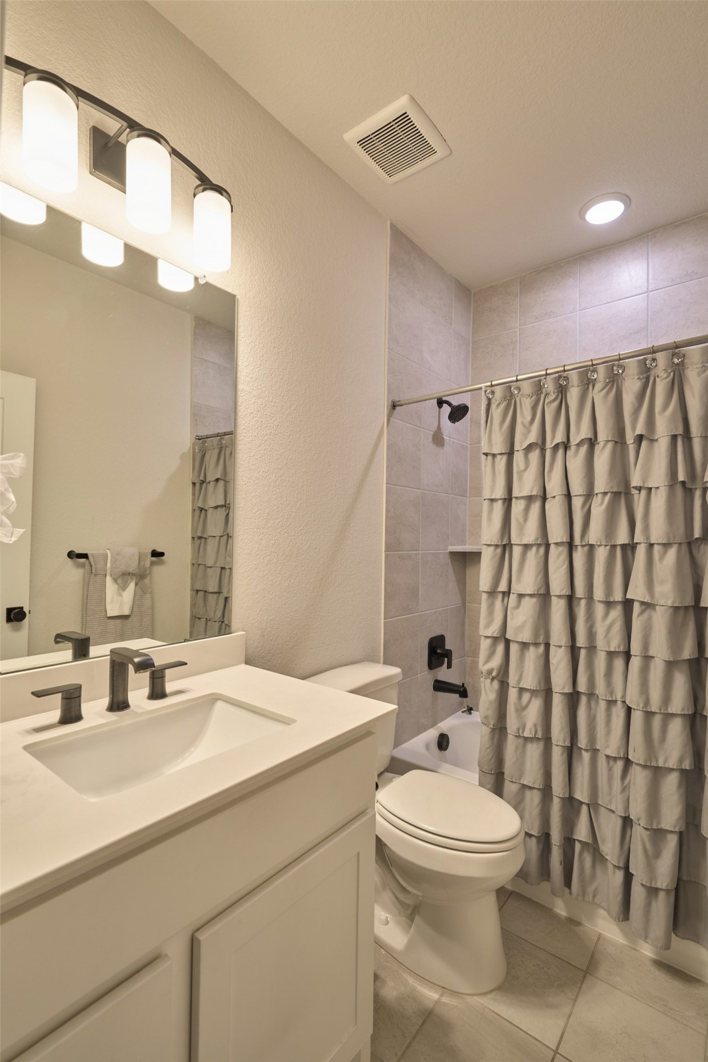 10090 South Goshawk Trail Conroe, TX 77385 - Photo 28 of 43 This en-suite bathroom goes with the bedroom located near the game room.