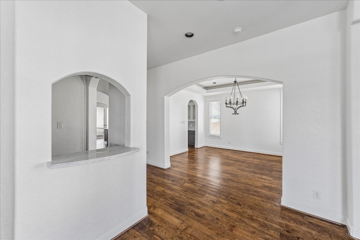 1408 West 23rd Street Houston, TX 77008 - Photo 11 of 40 Open sightlines from the entry highlight the home’s architectural arches and newly updated Carrara marble counters carried throughout the downstairs.