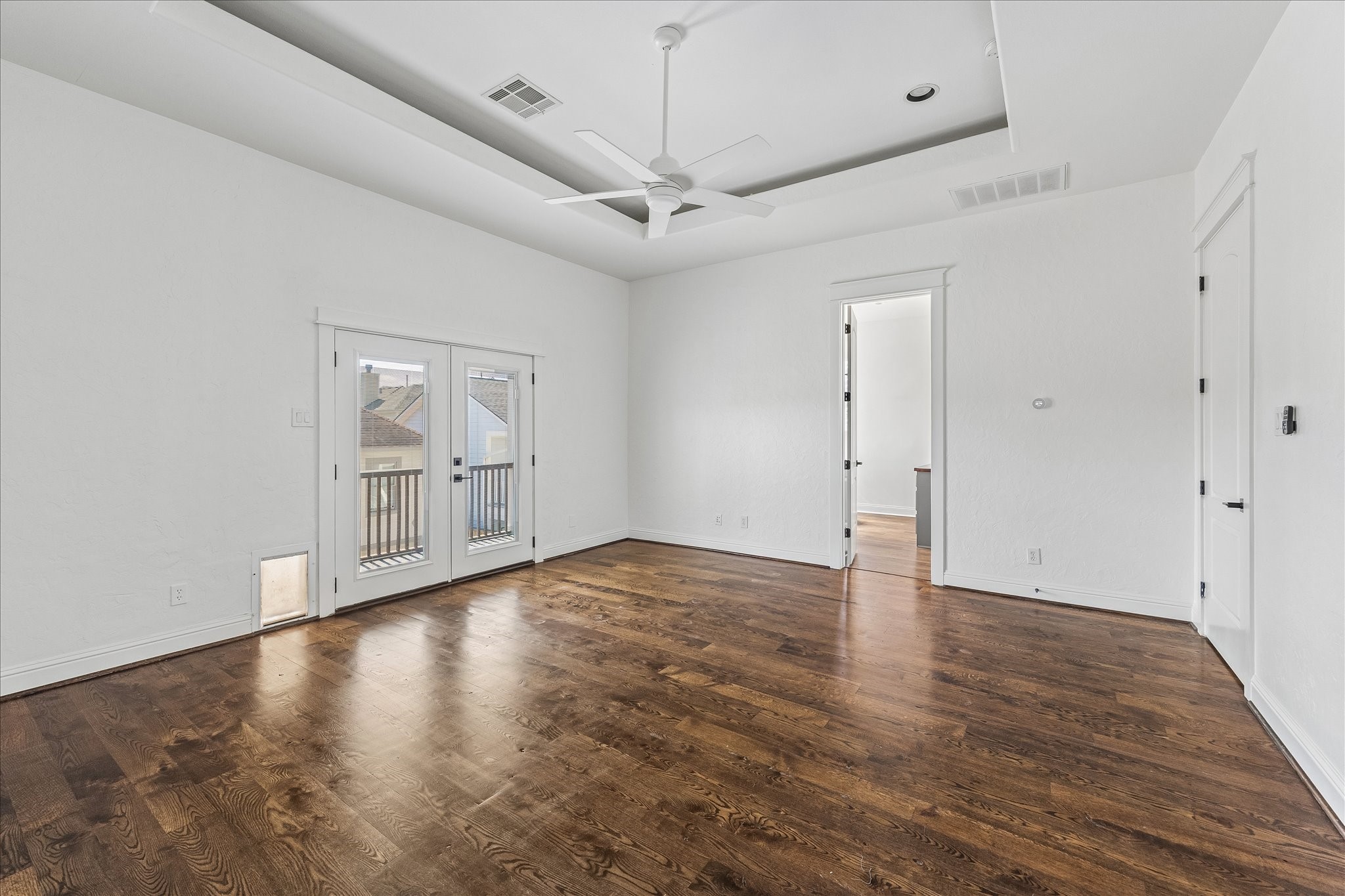 1408 West 23rd Street Houston, TX 77008 - Photo 27 of 40 Alternate view of the spacious primary suite with direct access to the ensuite bath and private balcony.