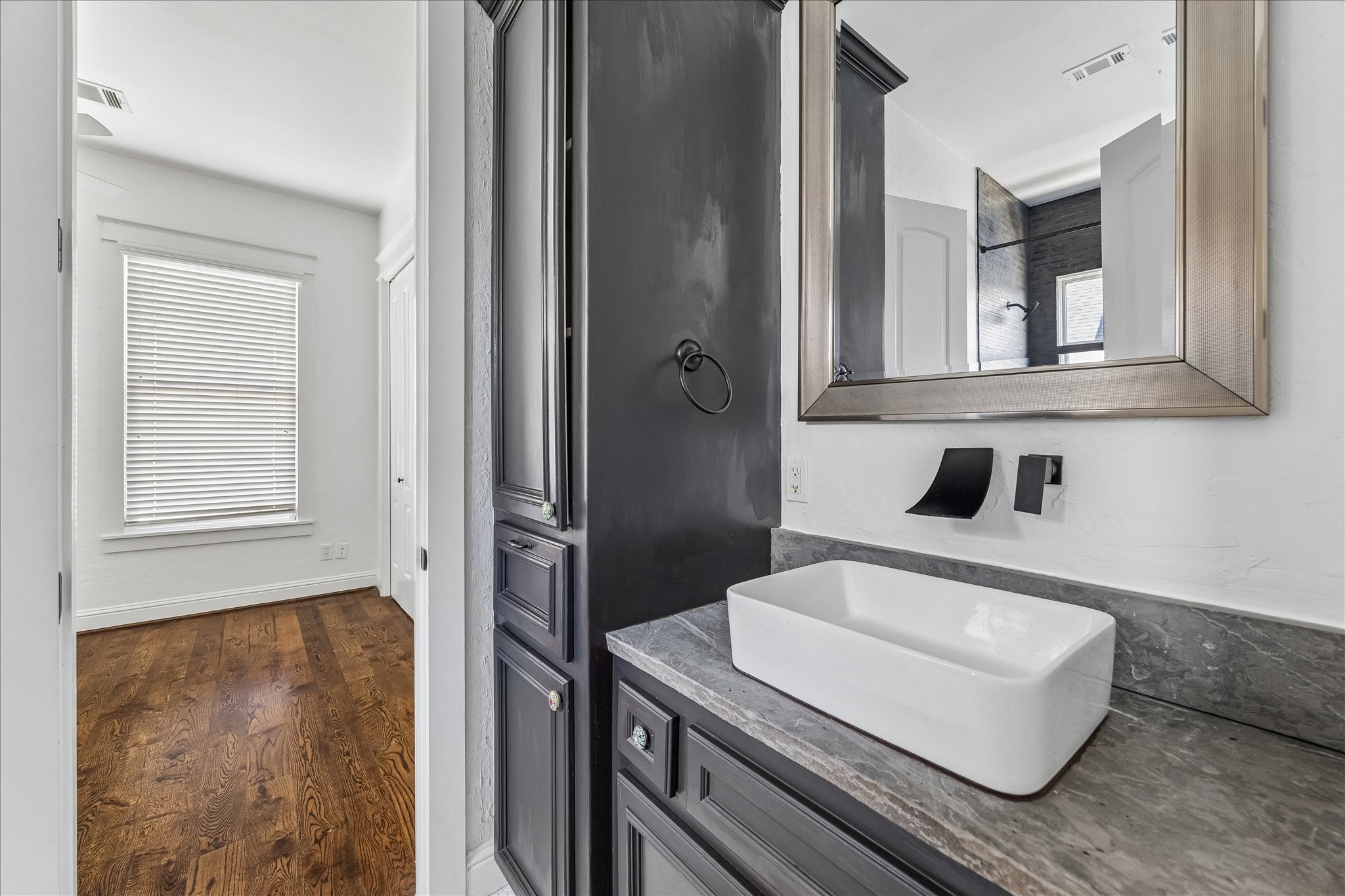 1408 West 23rd Street Houston, TX 77008 - Photo 34 of 40 Shared Jack-and-Jill bath with modern vessel sink, stone countertop, and direct access from the adjoining bedrooms.
