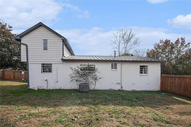 a view of a backyard