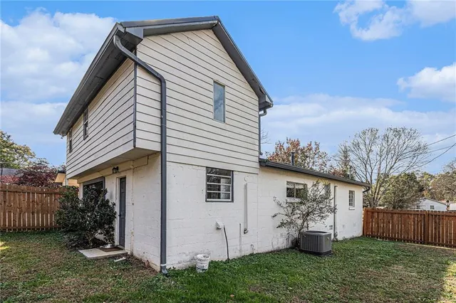 a view of a house with backyard
