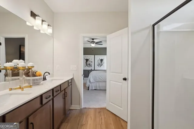 a en suite bathroom with a double vanity sink and a mirror