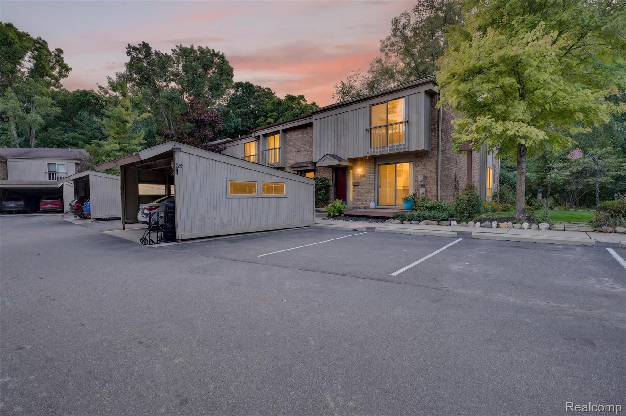 1439 Oakbrook E Drive Rochester, MI 48307 - Photo 52 of 68 048_DSC_8412_twilight.jpg