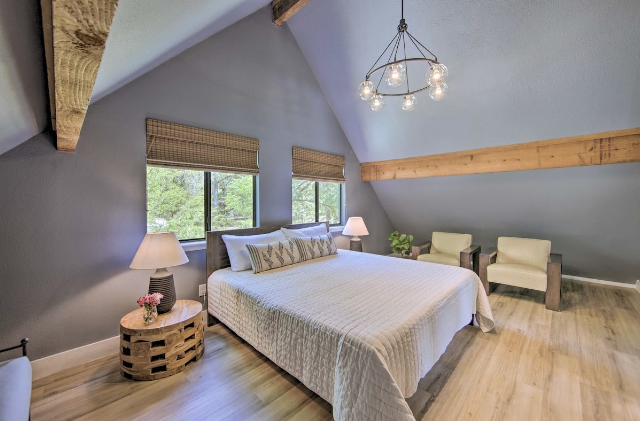 10630 River Ranch Road Kemp, TX 75143 - Photo 23 of 36 a bedroom with a bed and wooden floor