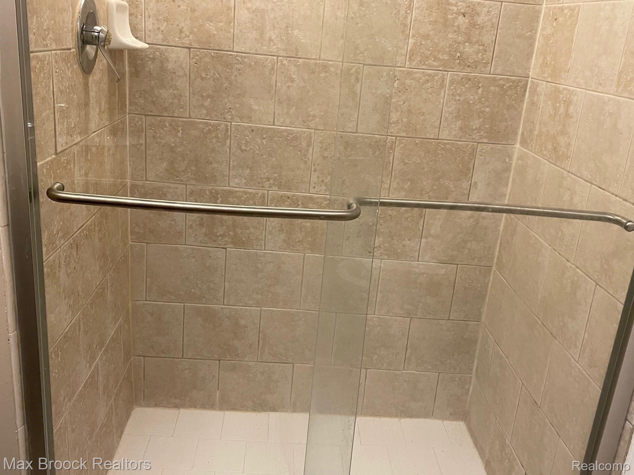 29666 Middlebelt Road, Unit 2101 Farmington, MI 48334 - Photo 13 of 14 IMG_3806.jpg