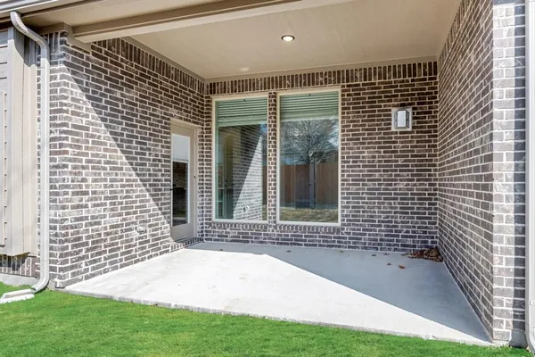 a view of house with backyard