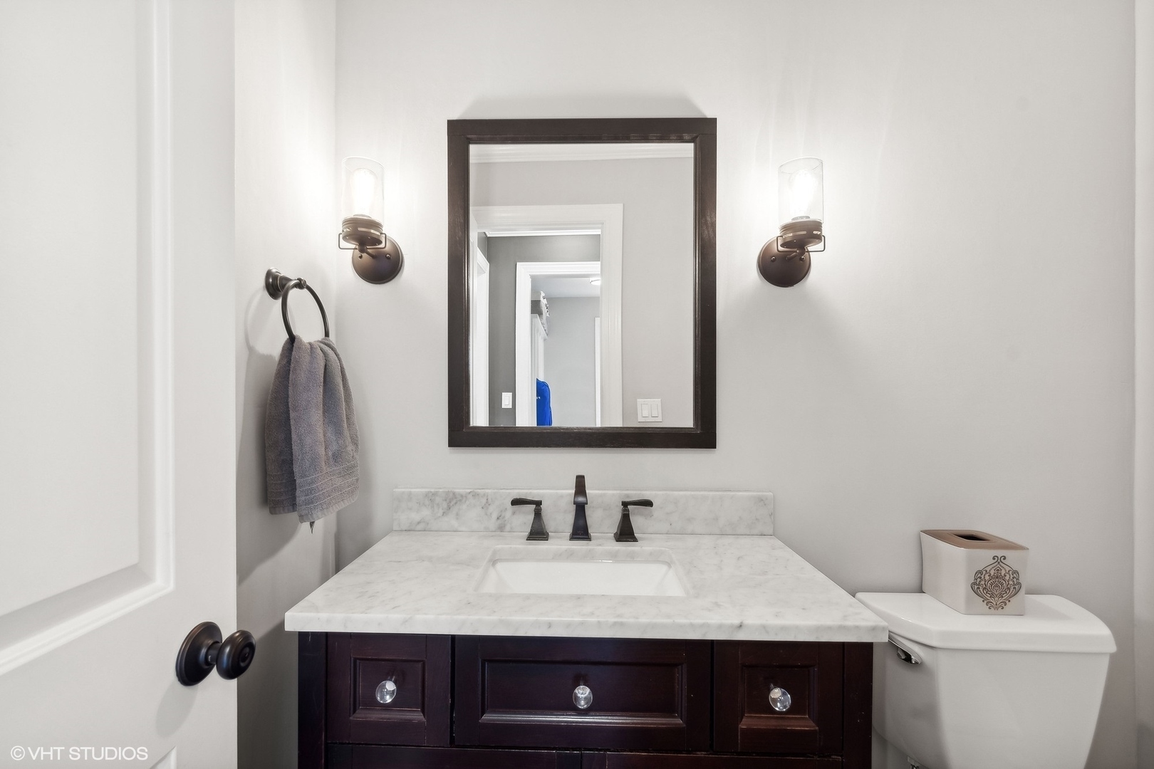 87 Ridge Road Highland Park, IL 60035 - Photo 12 of 27 a bathroom with a sink and a mirror