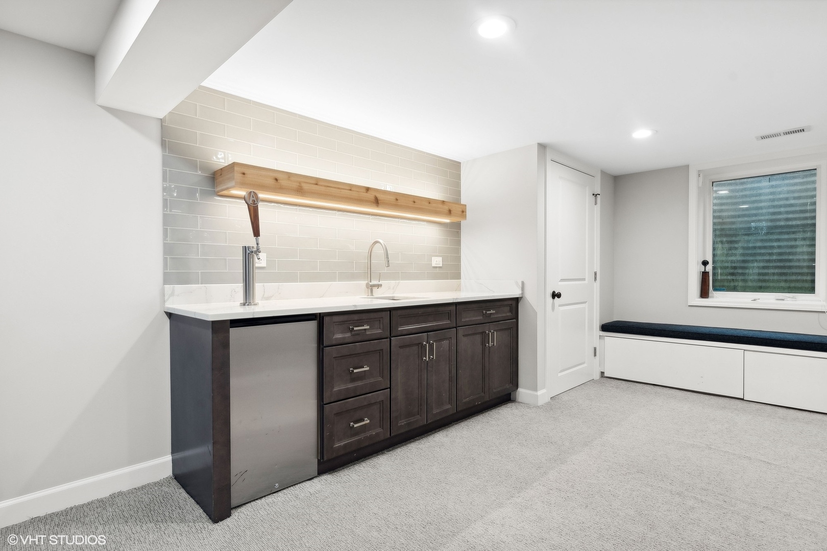 87 Ridge Road Highland Park, IL 60035 - Photo 22 of 27 a spacious bathroom with a granite countertop sink and a bathtub