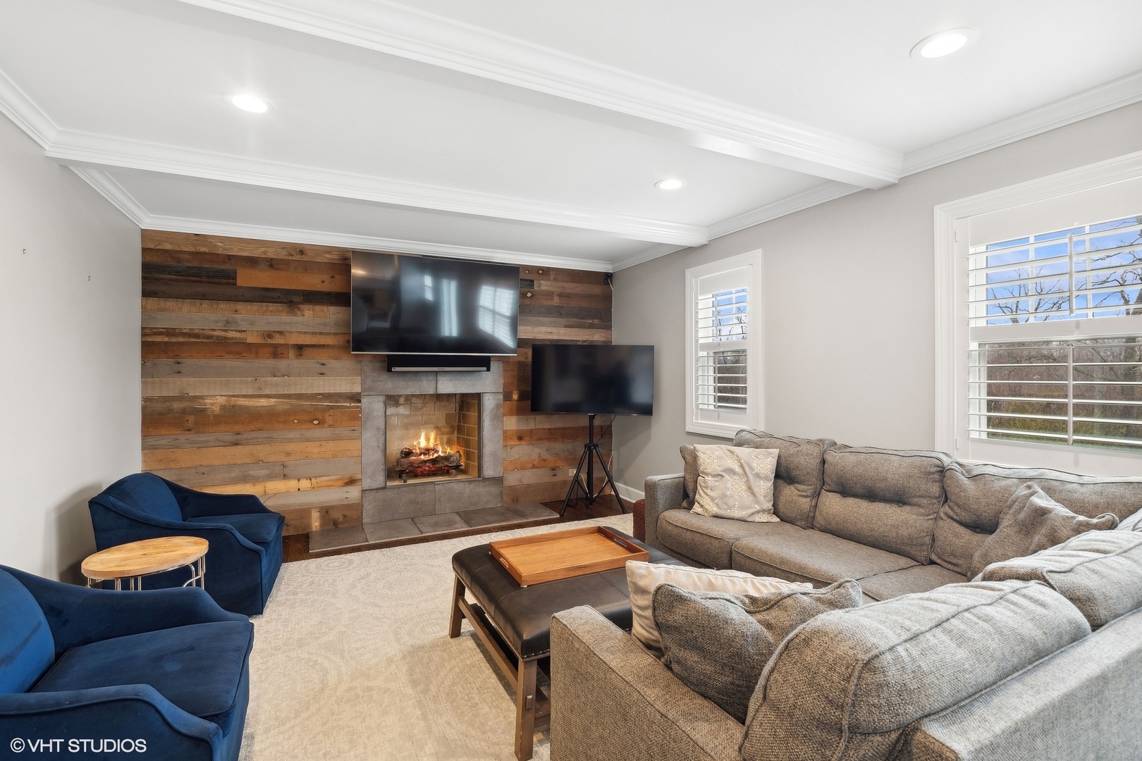 87 Ridge Road Highland Park, IL 60035 - Photo 10 of 27 a living room with furniture and a fireplace