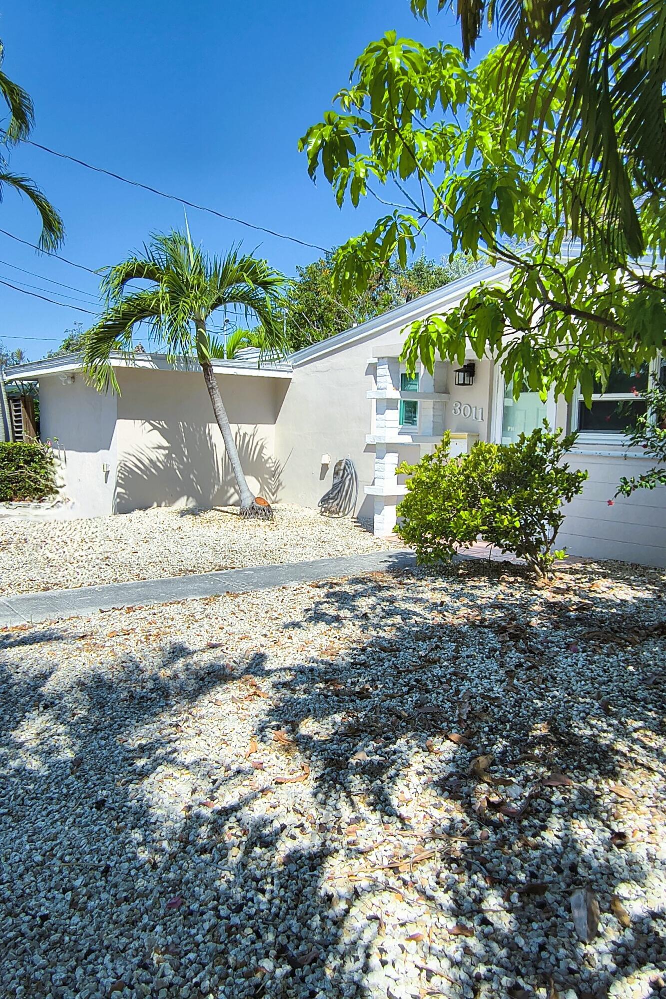 3011 Riviera Drive Key West, FL 33040 - Photo 6 of 36 Front Yard Sideview