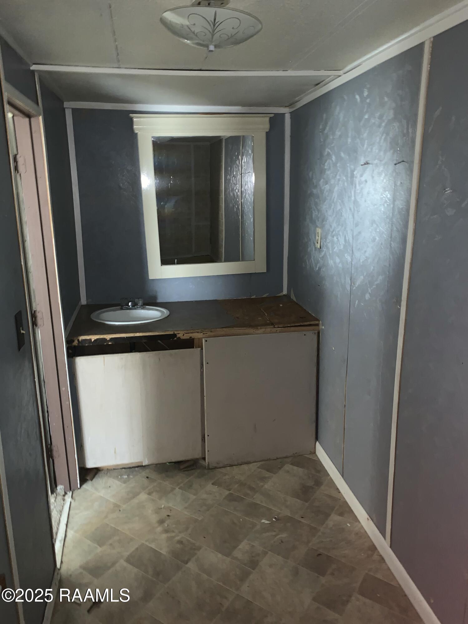 313 Lee Street New Iberia, LA 70560 - Photo 2 of 16 Bathroom 1