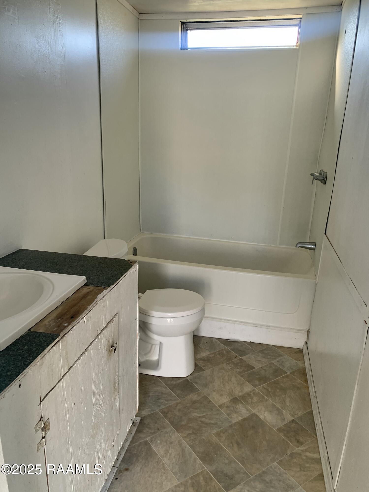 313 Lee Street New Iberia, LA 70560 - Photo 5 of 16 Bathroom 2