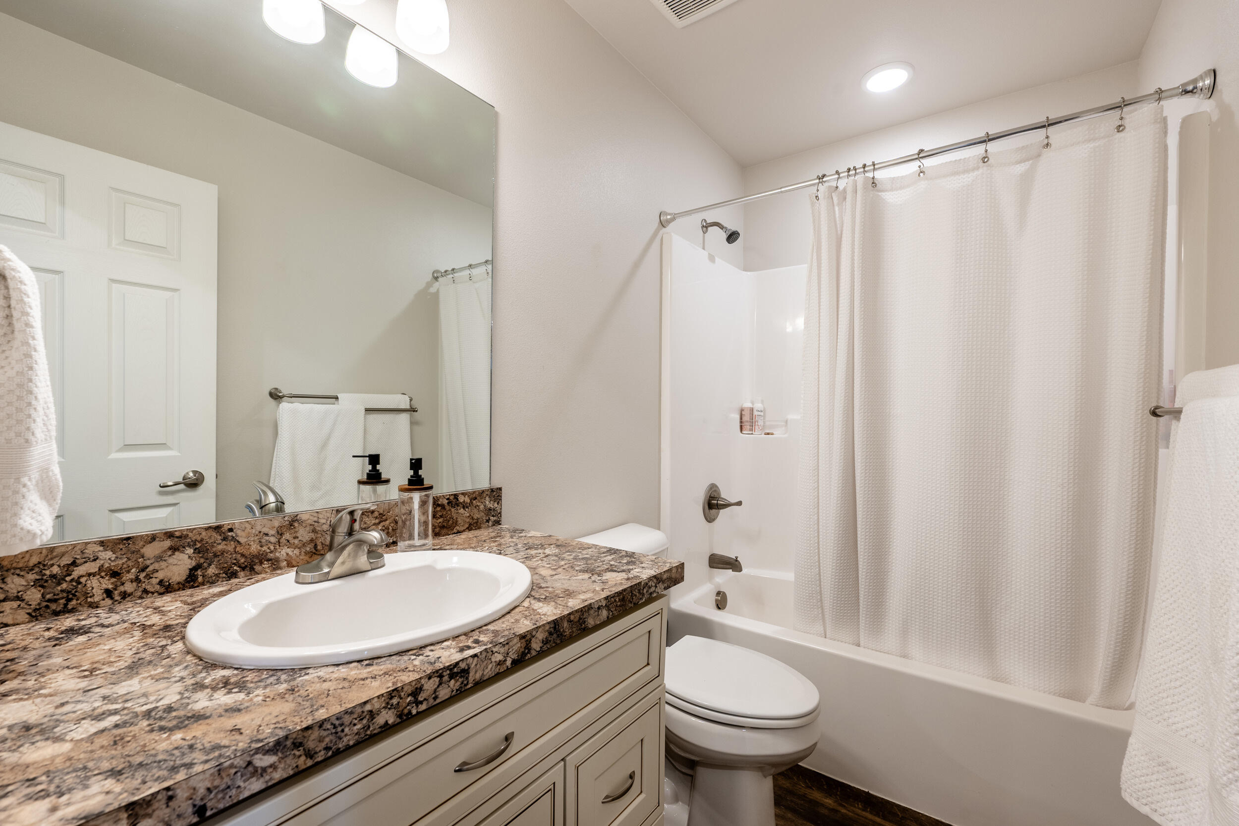 104 Trails W Circle Ranchester, WY 82839 - Photo 19 of 24 19 - Guest Bath