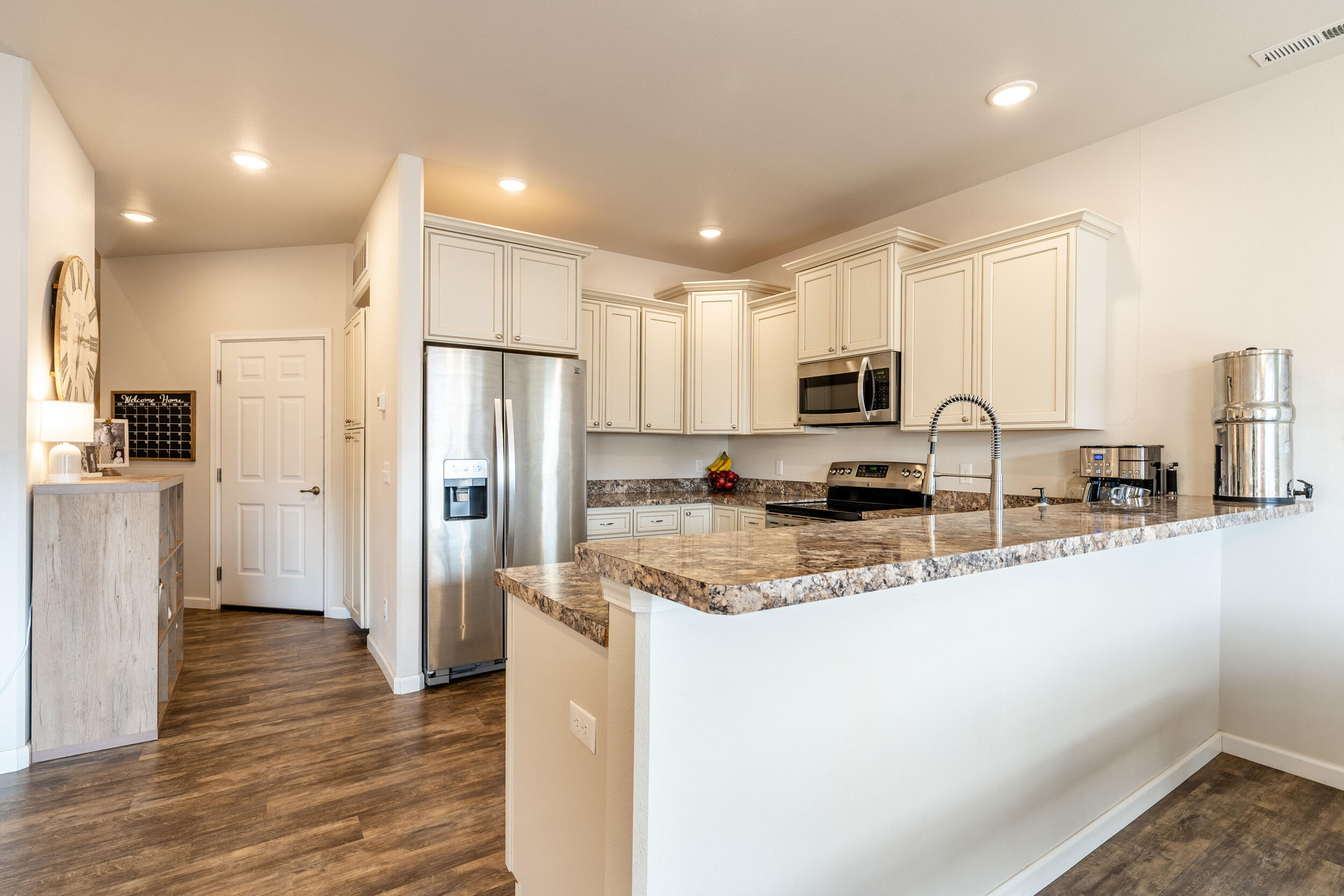 104 Trails W Circle Ranchester, WY 82839 - Photo 4 of 24 4 - Kitchen Bar