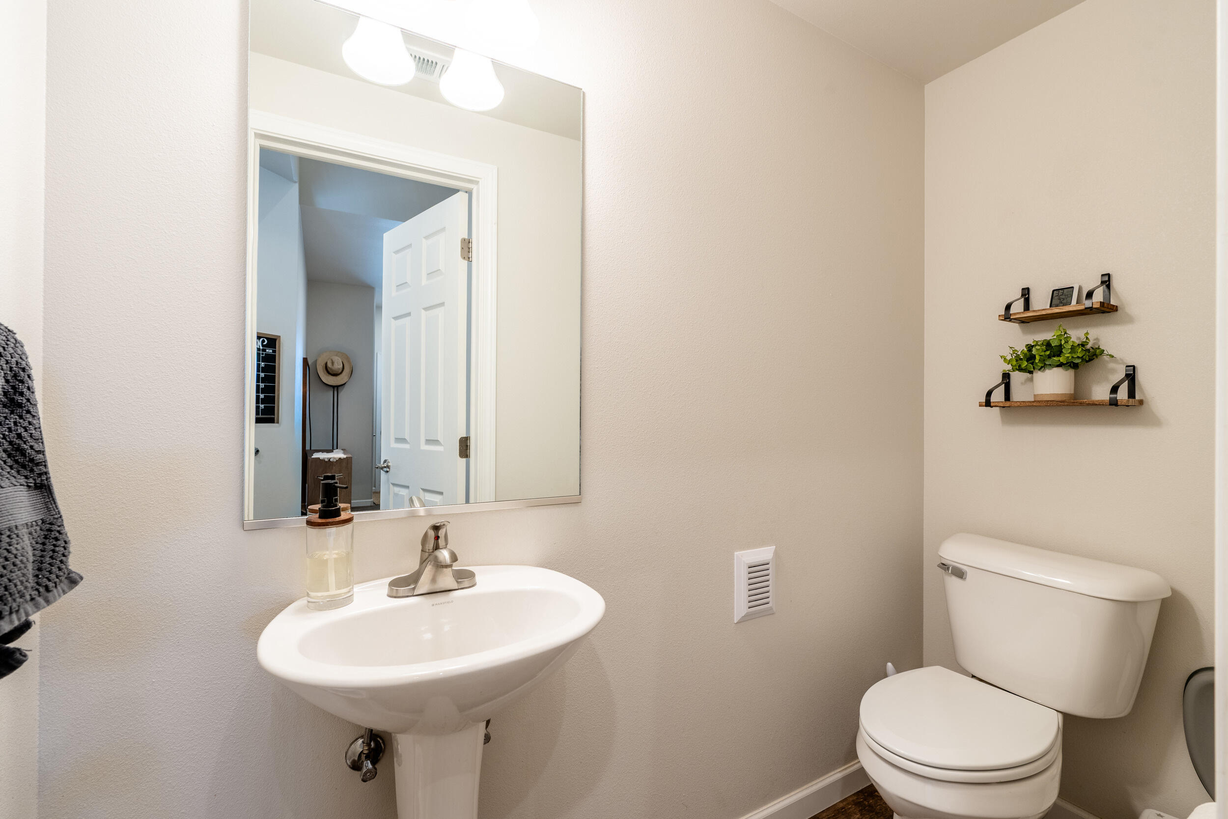 104 Trails W Circle Ranchester, WY 82839 - Photo 8 of 24 8 - Half Bath