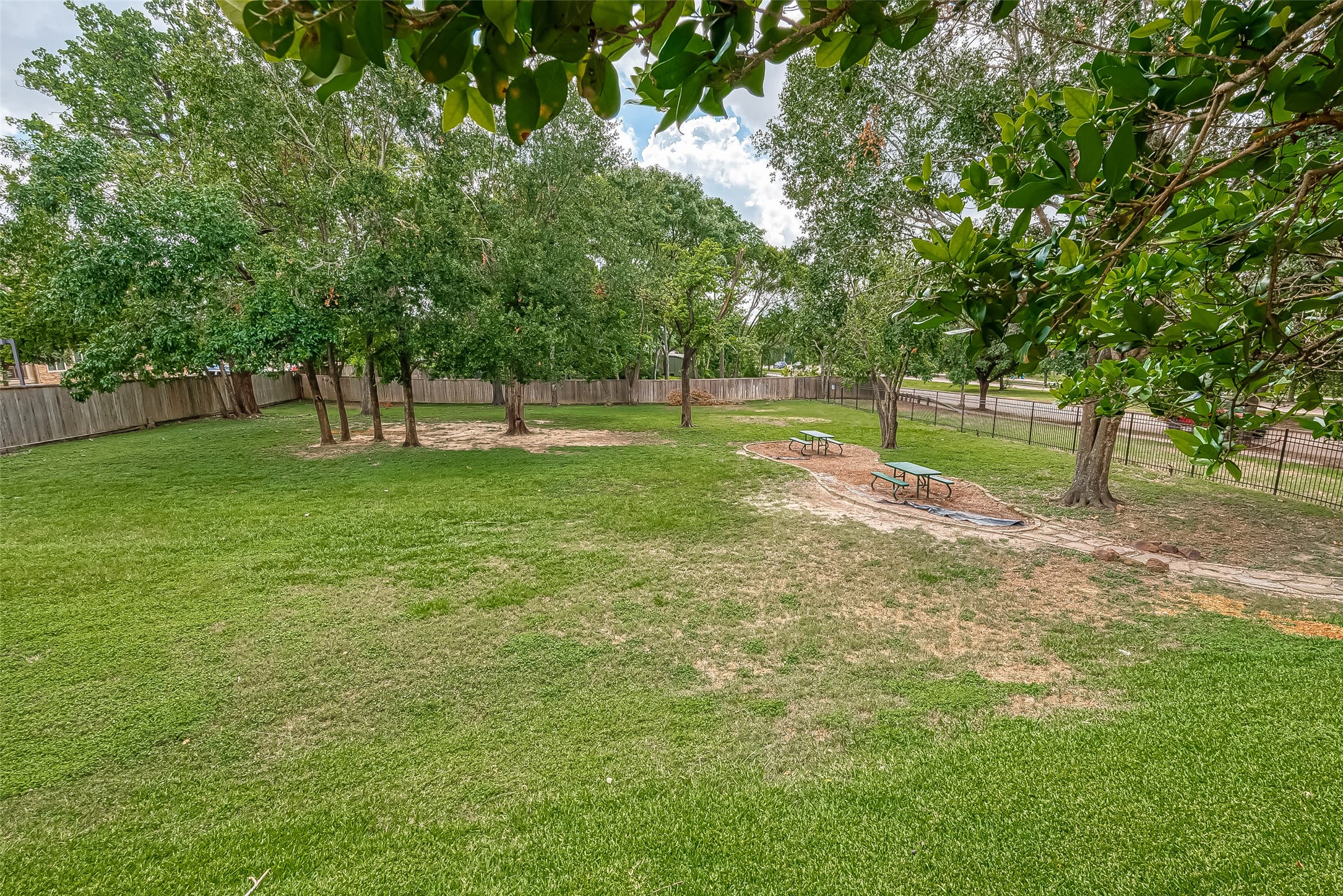 2150 Stacy Knoll Houston, TX 77008 - Photo 5 of 40 Specious Dog park, Gated inside the community