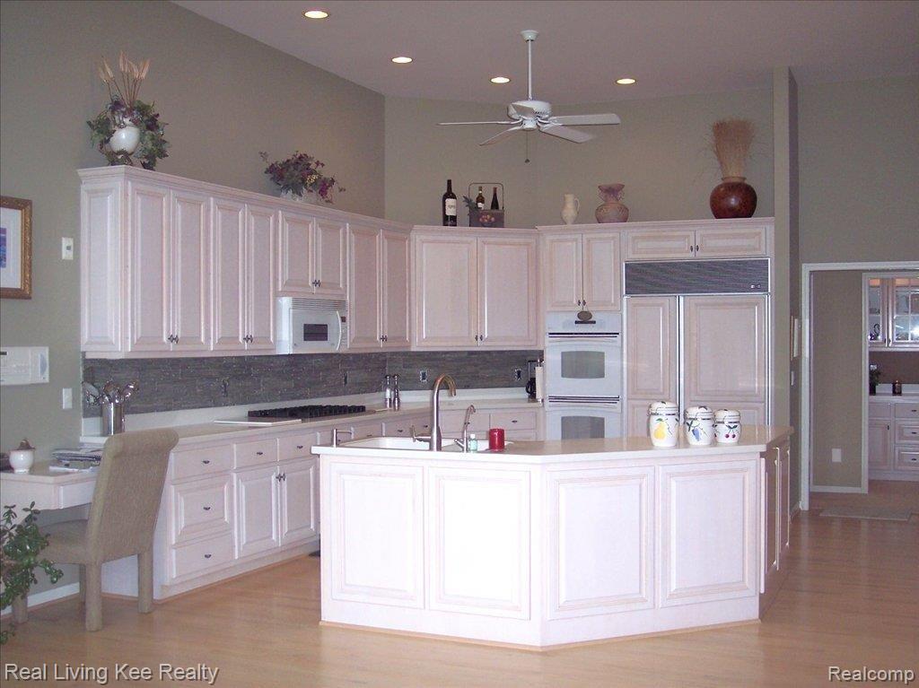 4016 Oak Tree Circle Rochester, MI 48306 - Photo 9 of 25 Kitchen