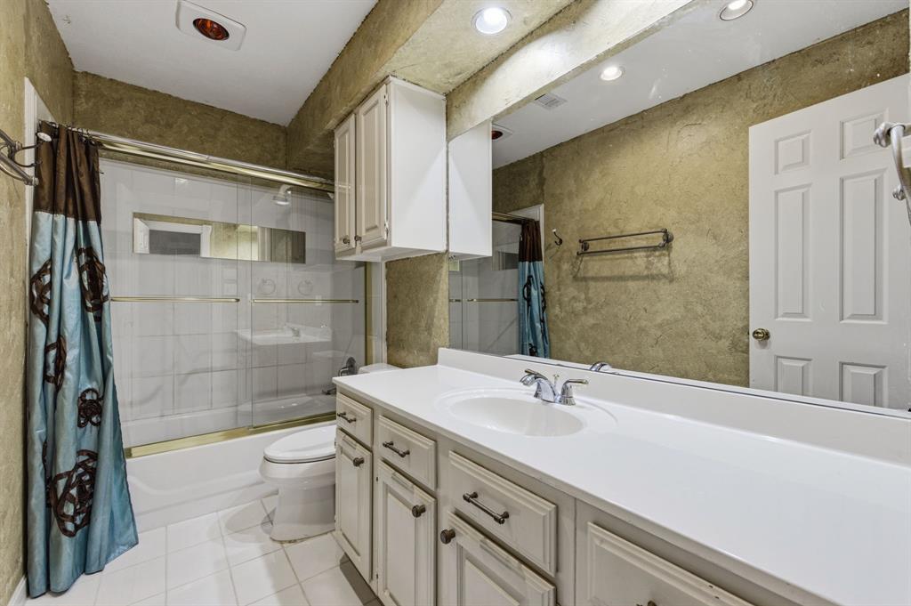 4050 Frankford Road, Unit 804 Dallas, TX 75287 - Photo 28 of 37 a bathroom with a sink a toilet a mirror and shower