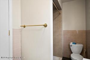 802 Madison Avenue Scranton, PA 18510 - Photo 20 of 52 a bathroom with a toilet