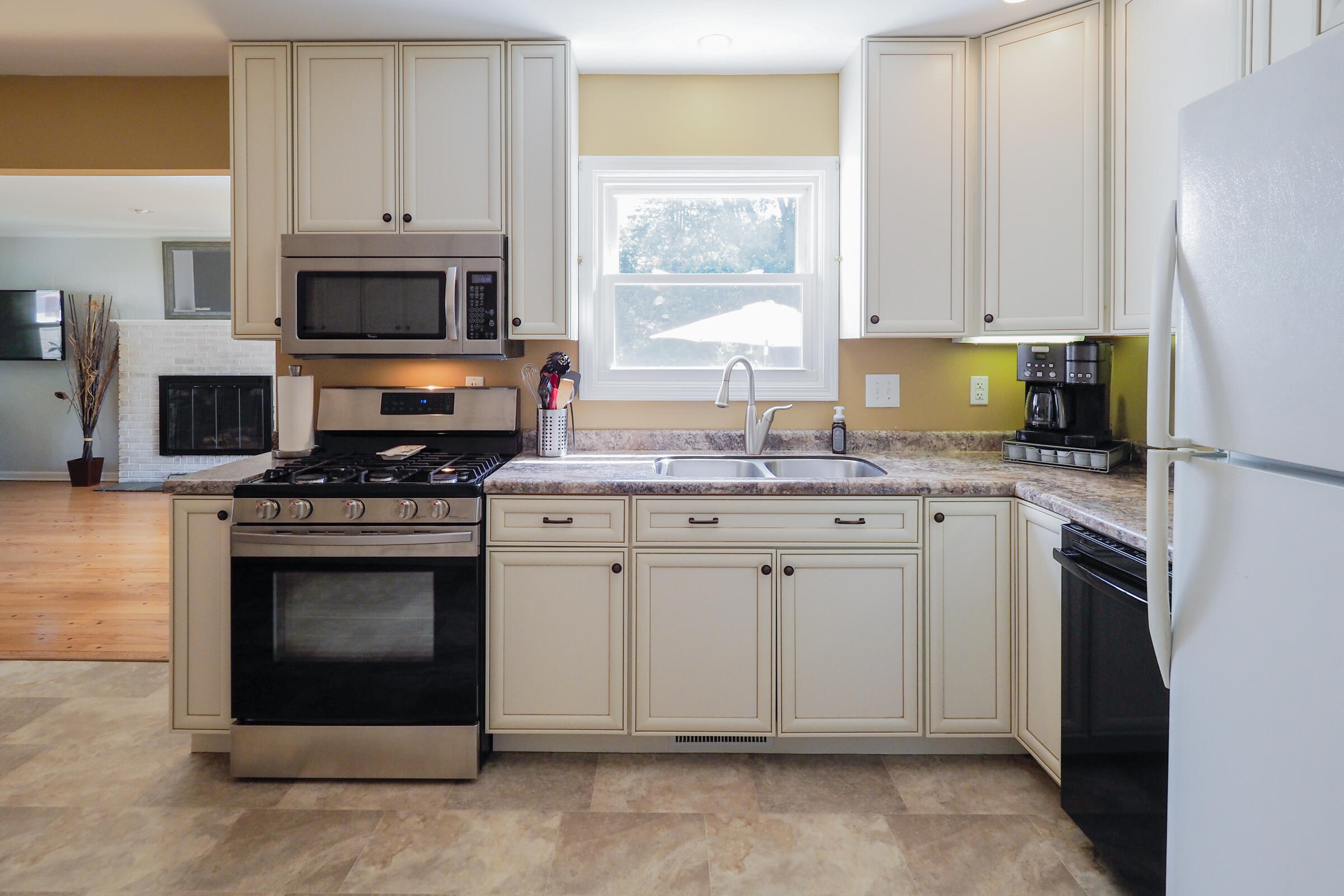712 Newgate Road Kalamazoo, MI 49006 - Photo 10 of 29 712 Newgate Rd-110