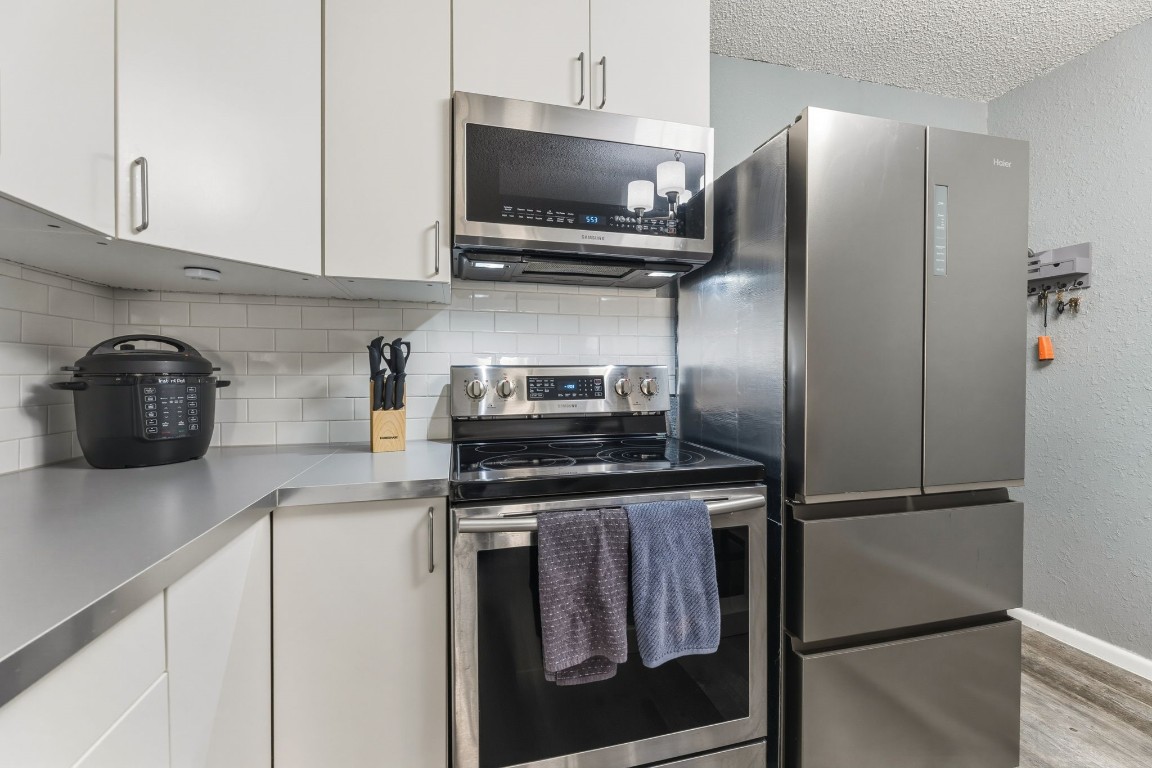 12900 Walden Road, Unit 312C Montgomery, TX 77356 - Photo 11 of 26 Electric glass top stove with over-the-range microwave