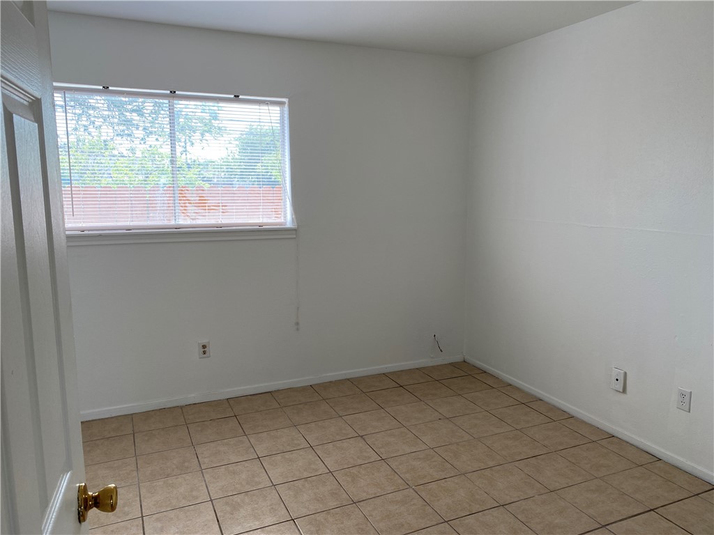 1004 Austin Street, Unit 5 Portland, TX 78374 - Photo 8 of 9 an empty room with a window