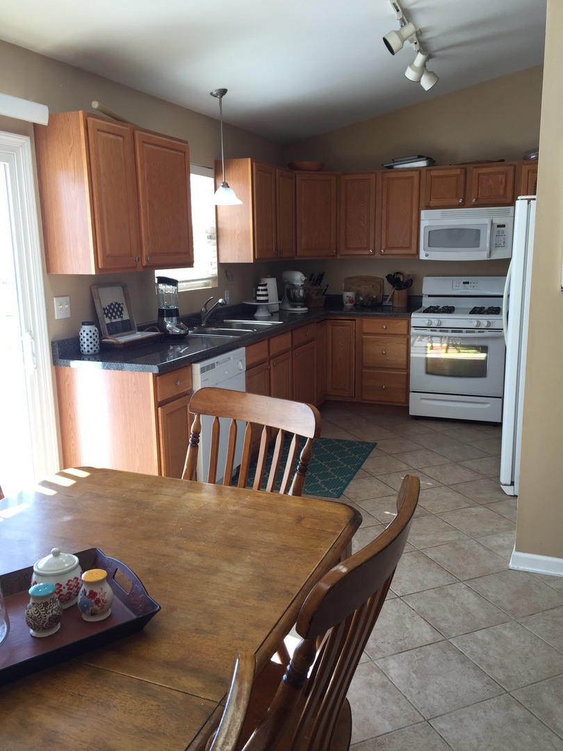 4213 Wren Lane Zion, IL 60099 - Photo 7 of 24