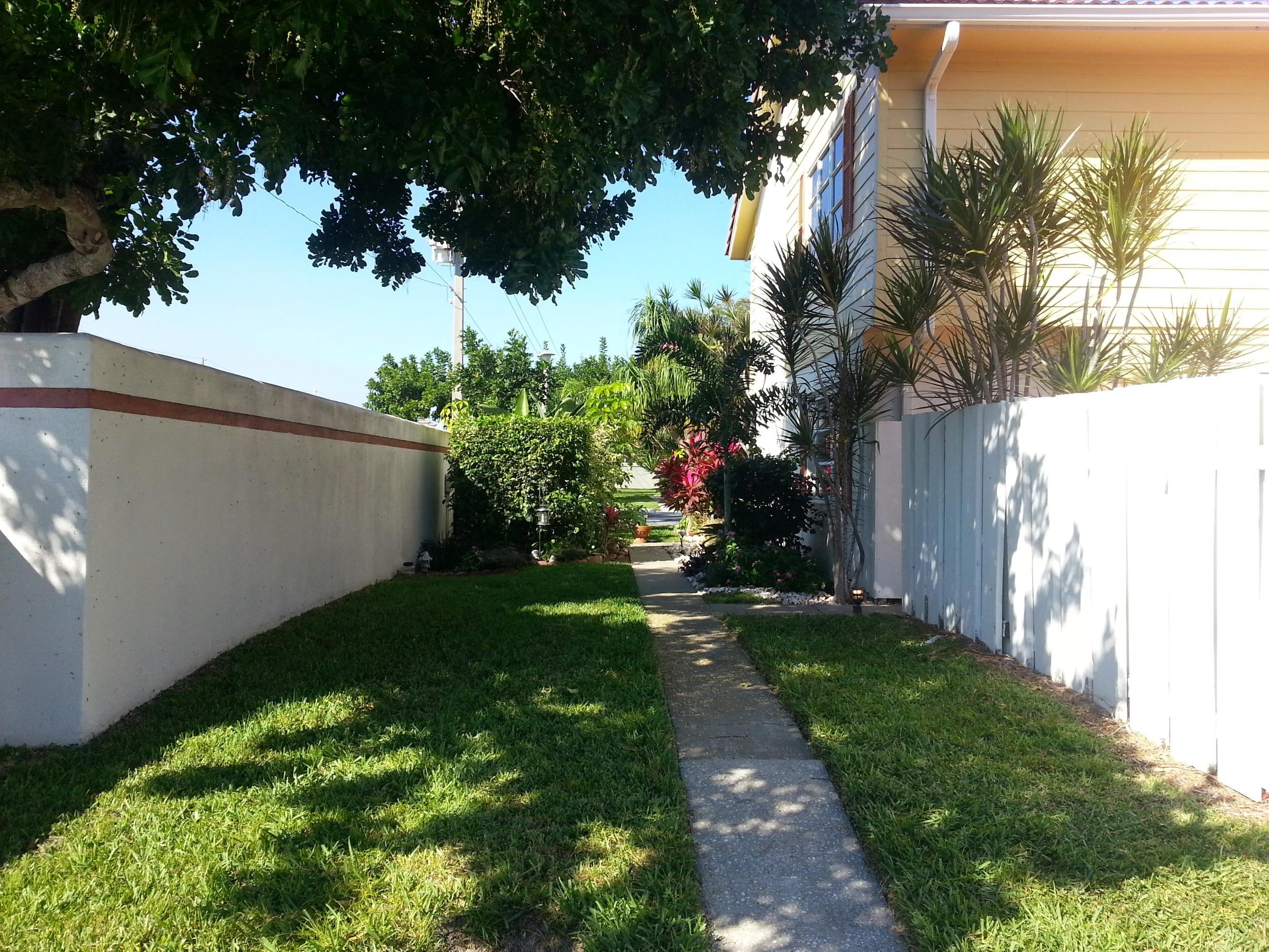 169 Seabreeze Circle Jupiter, FL 33477 - Photo 20 of 25 Walk way to Courtyard