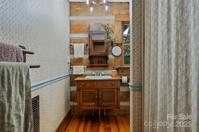 $535,000 | 499 East Poplar Drive, Hendersonville, NC 28792