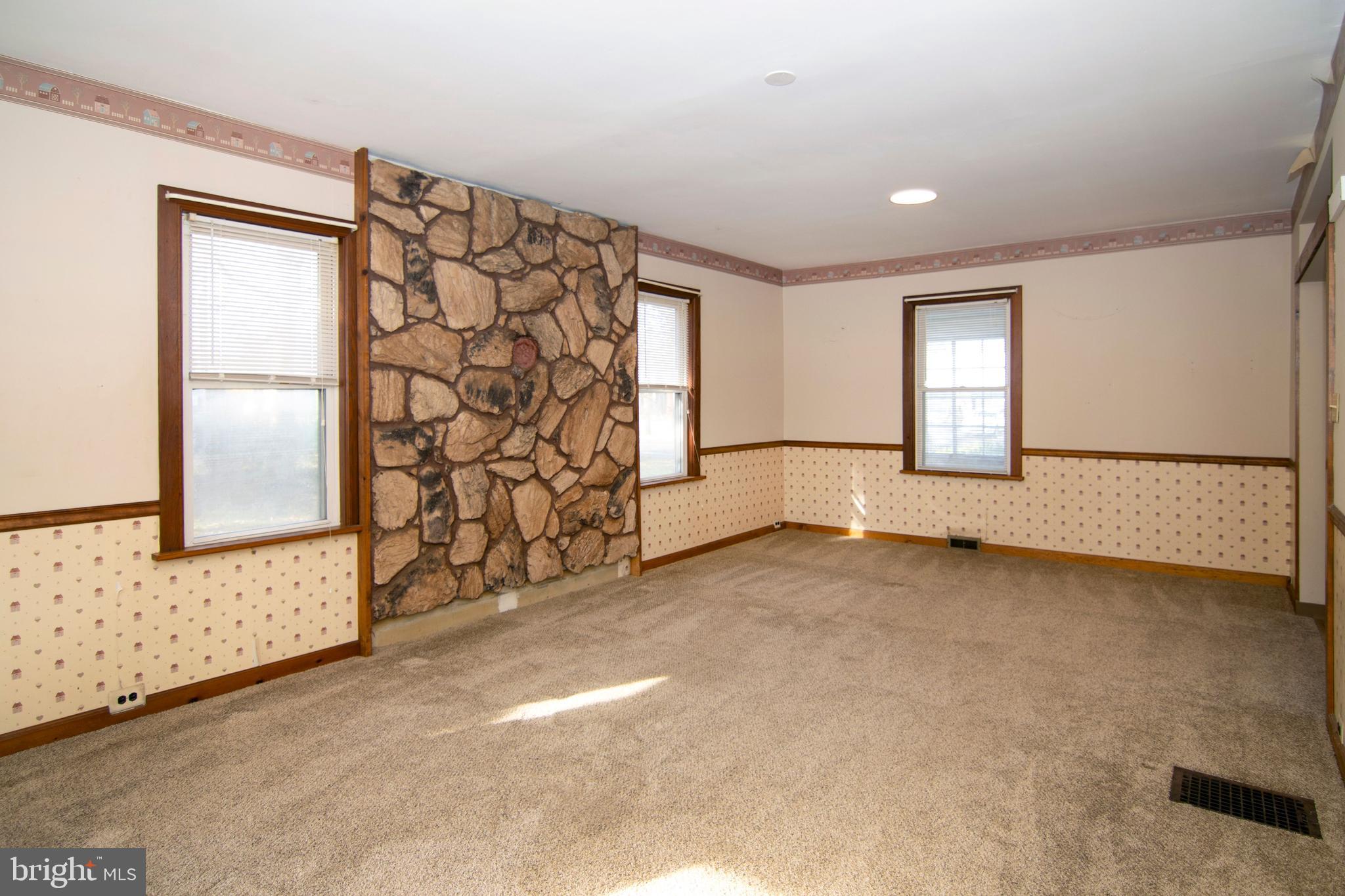 546 Williamstown Road Sicklerville, NJ 08081 - Photo 18 of 44 an empty room with windows and closet