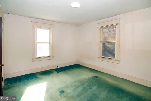 a view of backyard with hallway