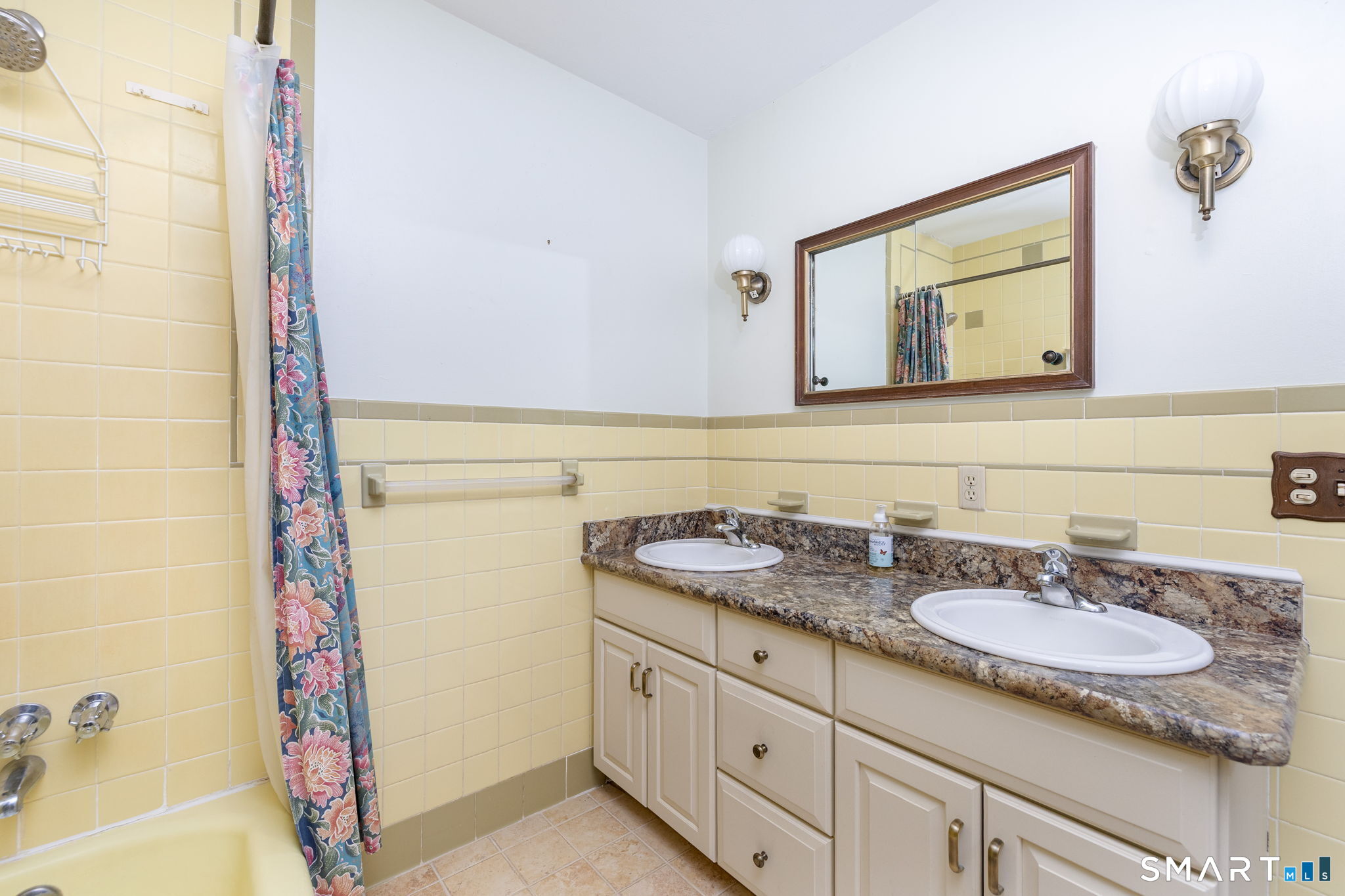 33 Hurds Hill Road Woodbury, CT 06798 - Photo 22 of 40 Dbl Sink in Prim Bath