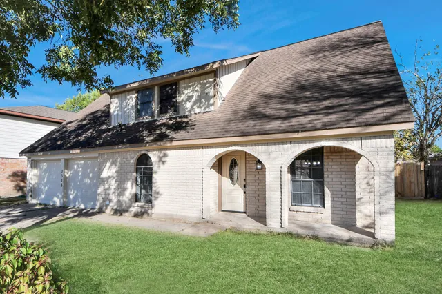 a view of front of a house with a yard